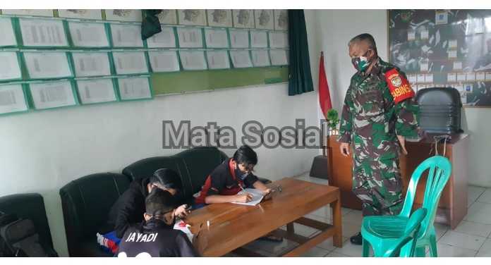 Sertu Purboyo memimbing Giat Daring Para Pelajar Di Koramil 2213 Jampangkulon
