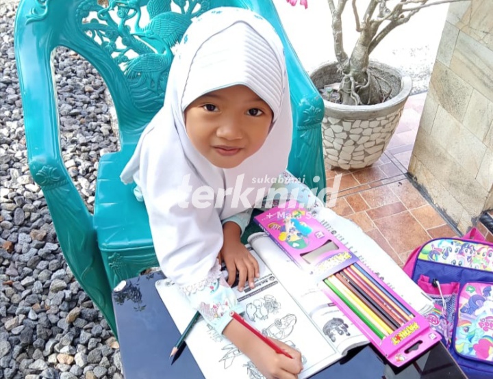 Irma, Guru Honorer MI Cikakak: Walau Daring Anak Didiknya Harus Bisa Belajar Calistung