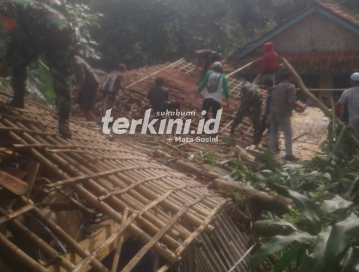 Puting Beliung Amuk Puluhan Rumah Warga Kabandungan Sukabumi. Camat: Rumah Warga Banyak Yang Rusak