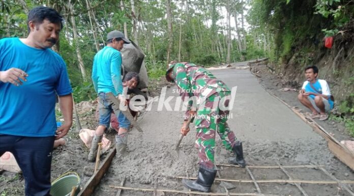 TNI Selalu Berupaya Untuk Membantu Kesulitan Rakyat Dengan Program Kerja Bakti Kerja Bakti