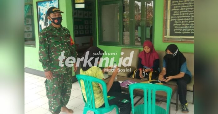 Koramil 2212 Tegalbuleud Selalu menyediakan Wi-Fi Gratis Bagi Anak-Anak Sekolah Untuk Belajar Daring Daring