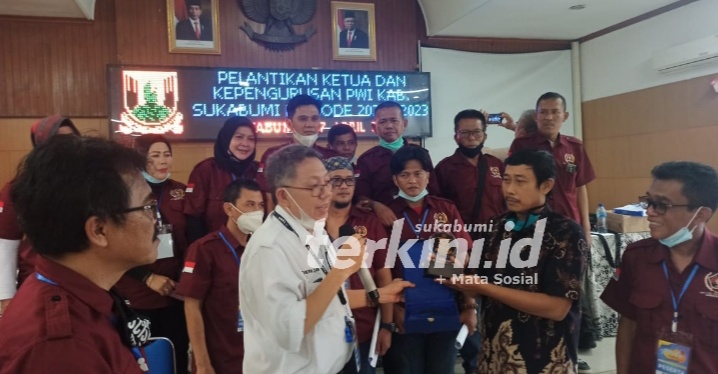 Eko Purtjahjanto Sang Guru Viral Diberi Penghargaan PWI