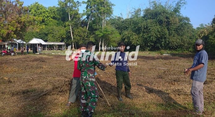 Koramil 2209 Lengkong Bagikan Masker Terus Berupaya Memutuskan Mata Rantai Penyebaran Covid-19