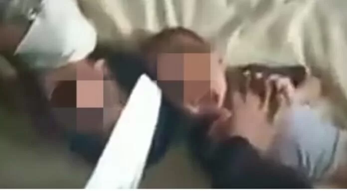 Pegang Pisau Injak Leher Dua Balita : Mati Kubunuh Kau