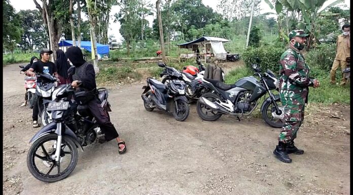Koramil 0622-06/Parakansalak Bersama Tim Satgas Covid-19 Desa Parakansalak Tetap Mengupayakan Penyekatan Terhadap Pengunjung Wisata ppkm