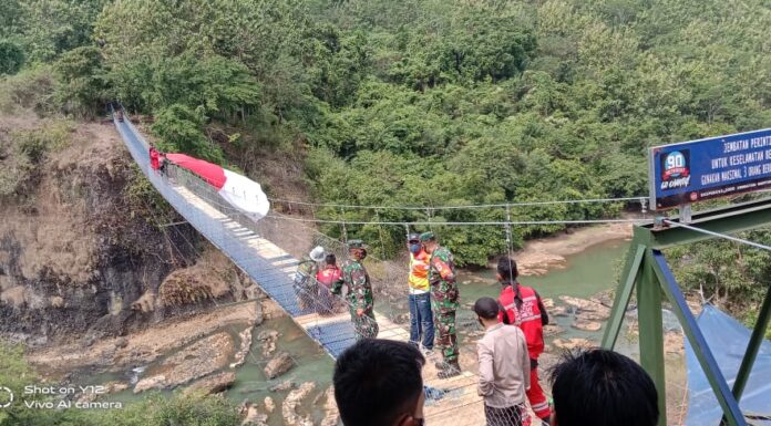 Vertikal Resque Indonesia Bersama TNI Bangun Akses Jalan Buat Warga jembatan