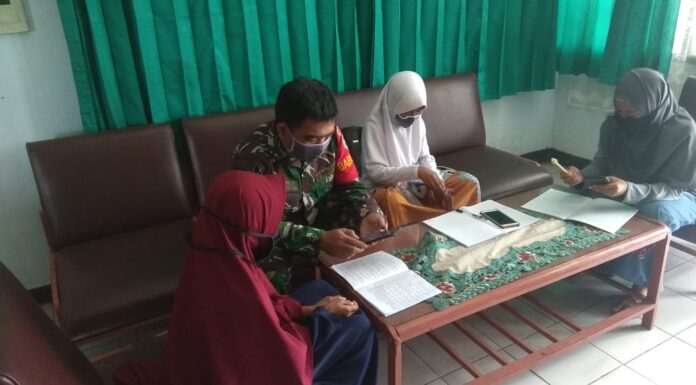 Sertu Sodikin Anggota Koramil 0622-06/ Melakasanakan Kegiatan Pendampingan Pelajar