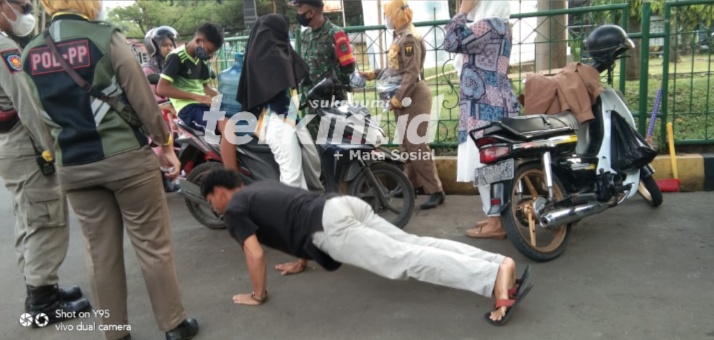 Koramil 0622-02/Palabuhanratu Peduli Pada Kesehatan Warga Masyarakat dengan Membagikan Masker