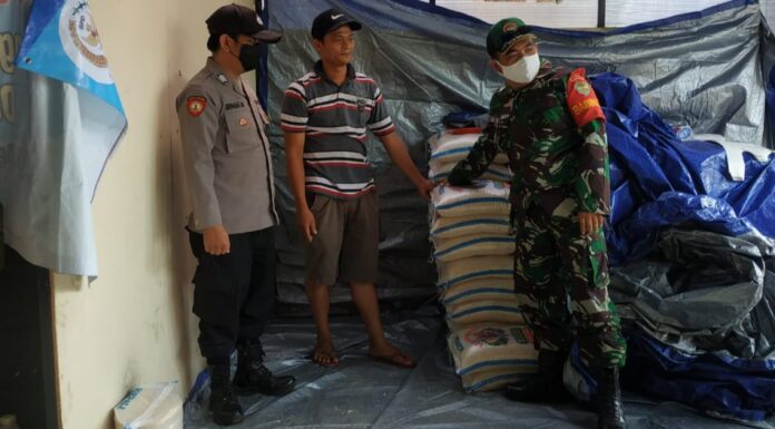 Srt Sodikin Babinsa Desa Sukakersa Melaksanakan Pemantauan Penyaluran BPNT BPNT