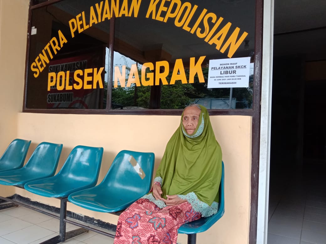Diduga Linglung, Nenek Iyoh Khoftiah di Bantu Anggota Polsek Nagrak Sukabumi