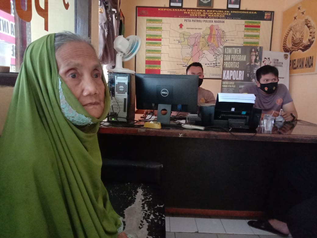 Diduga Linglung, Nenek Iyoh Khoftiah di Bantu Anggota Polsek Nagrak Sukabumi