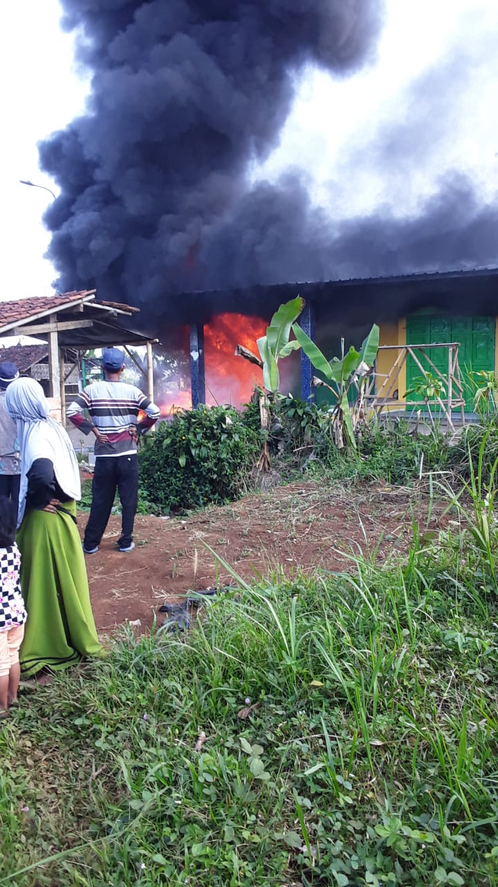 Satu Kios Bensin Eceran Hangus Terbakar di Kampung Somang