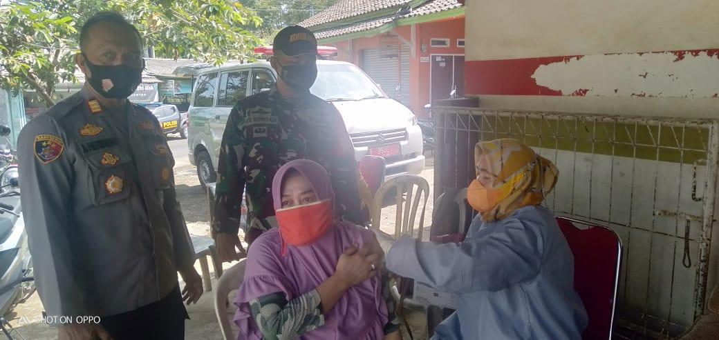 Koramil 0622-04/Cikidang Bantu Pelaksanaan Vaksinasi Covid-19 di Cikidang Sukabumi