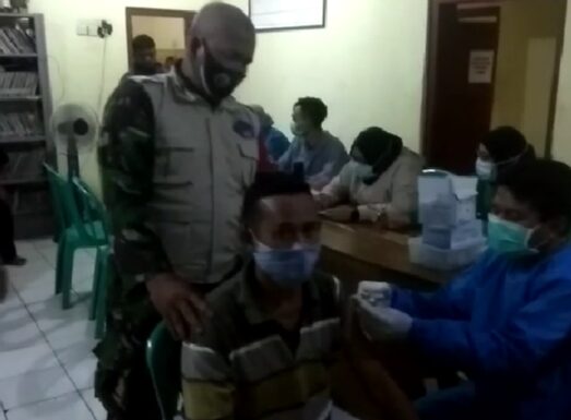 Koramil 0622-04/Cikidang Kawal BLT DD dan Vaksinasi di Desa Gunung Malang Cikidang Sukabumi