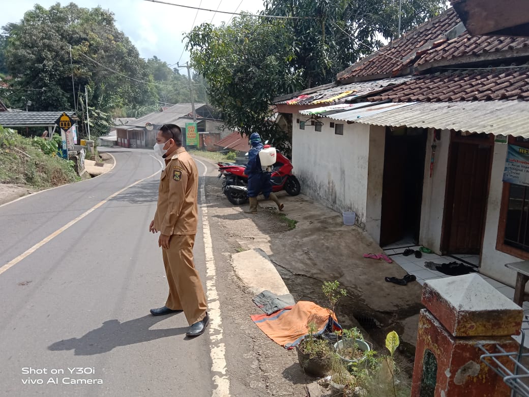 Kades Kertajaya Peduli Kesehatan Warga Desanya, Terjun Langsung ke Lapangan Untuk Penyemprotan Disinfektan