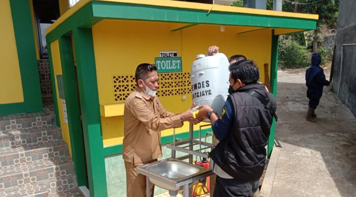 Kades Kertajaya Peduli Kesehatan Warga Desanya, Terjun Langsung ke Lapangan Untuk Penyemprotan Disinfektan kades