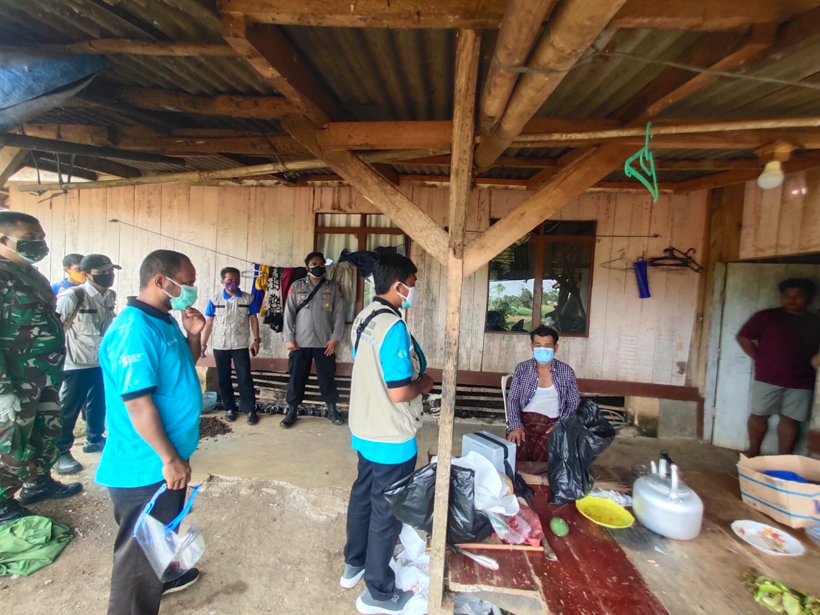 Koramil 0622-13/Jampangkulon Laksanakan Giat Bagikan Sembako di Desa Sukamaju Untuk Warga Isoman