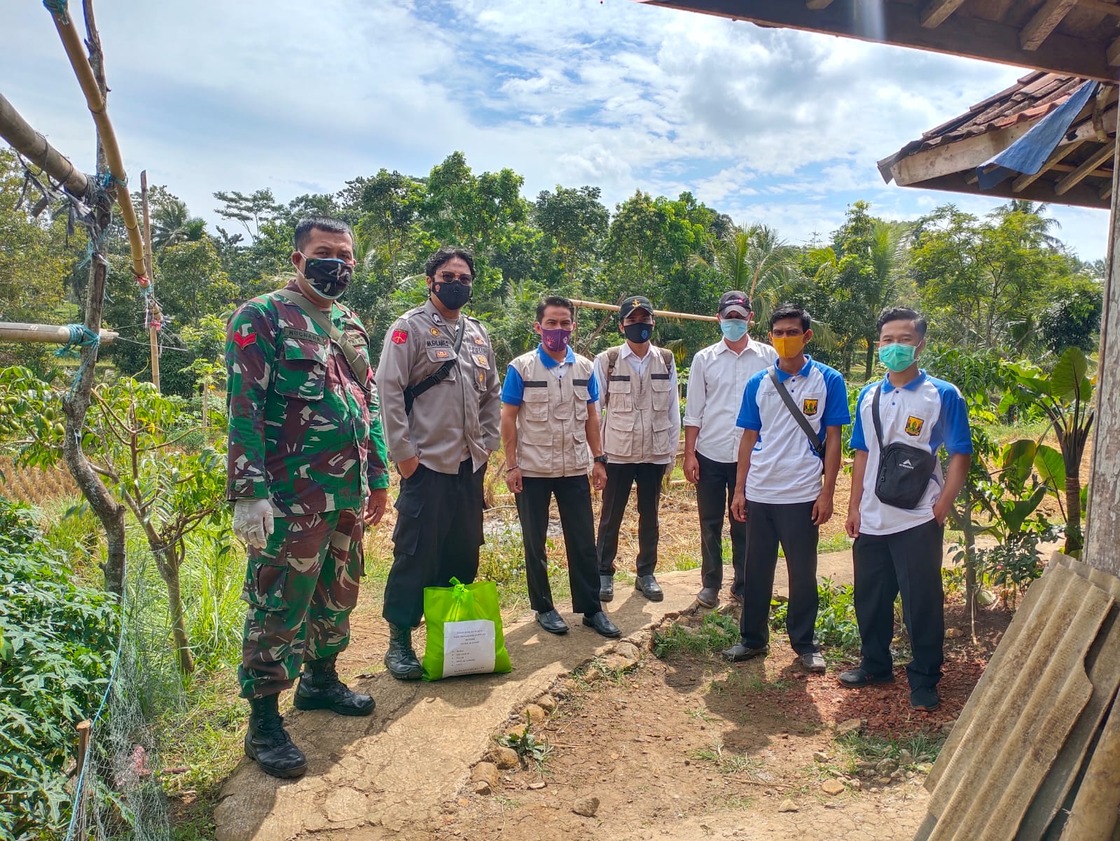 Koramil 0622-13/Jampangkulon Laksanakan Giat Bagikan Sembako di Desa Sukamaju Untuk Warga Isoman