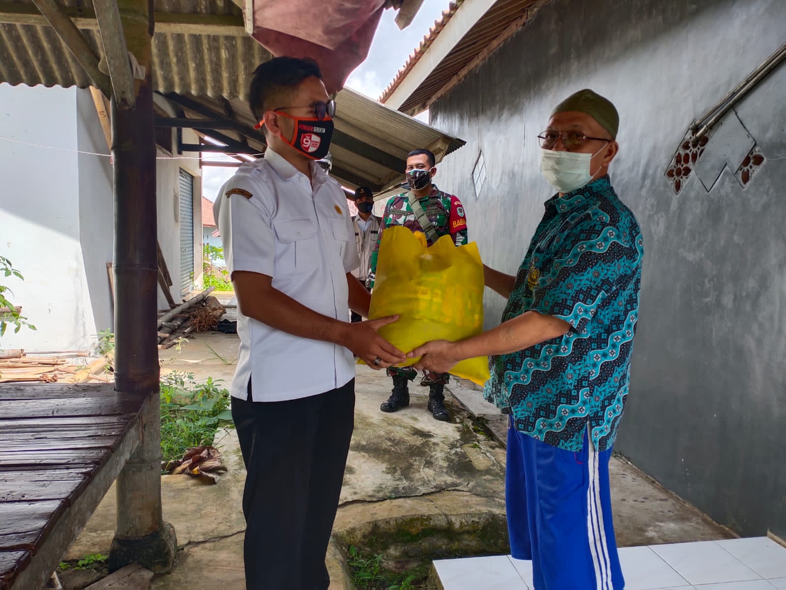 Dedih Supandi Kades Sukamaju Kecamatan Cimanggu, Kirim Sembako Kepada Warganya yang Sedang Isoman
