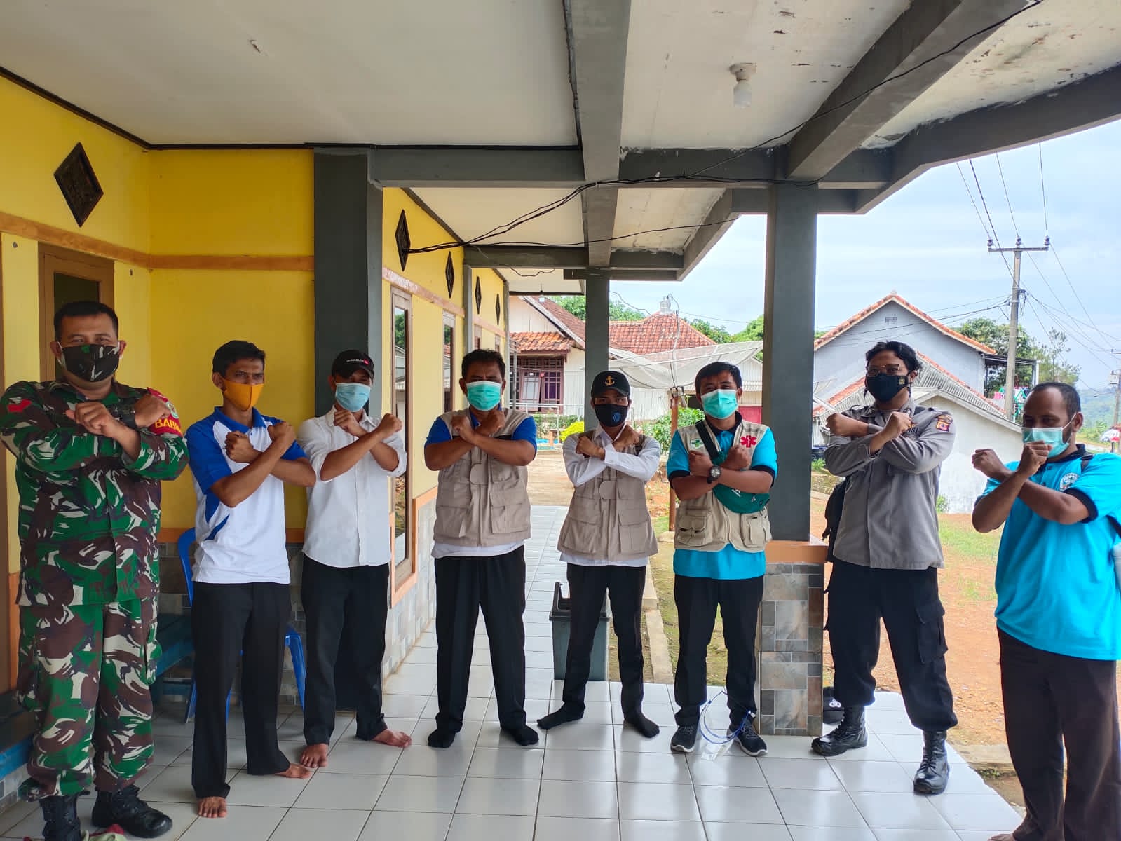 Dedih Supandi Kades Sukamaju Kecamatan Cimanggu, Kirim Sembako Kepada Warganya yang Sedang Isoman