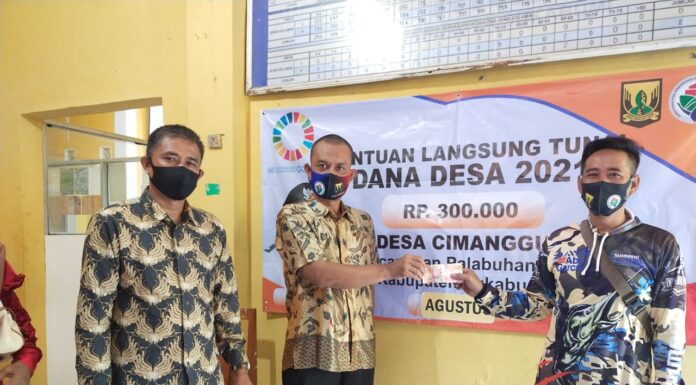 Kepala Desa Cimanggu Salurkan BLT DD Bulan ke-8 Tahun 2021: Tidak Ada Pemotongan Bansos