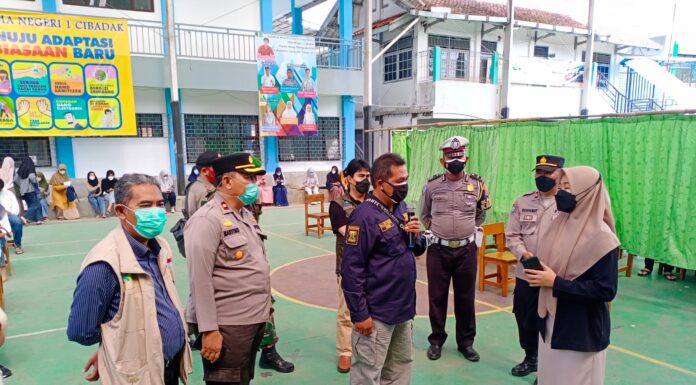 Dosis ke Satu Vaksinasi Covid-19 di SMAN 1 Cibadak Sukabumi