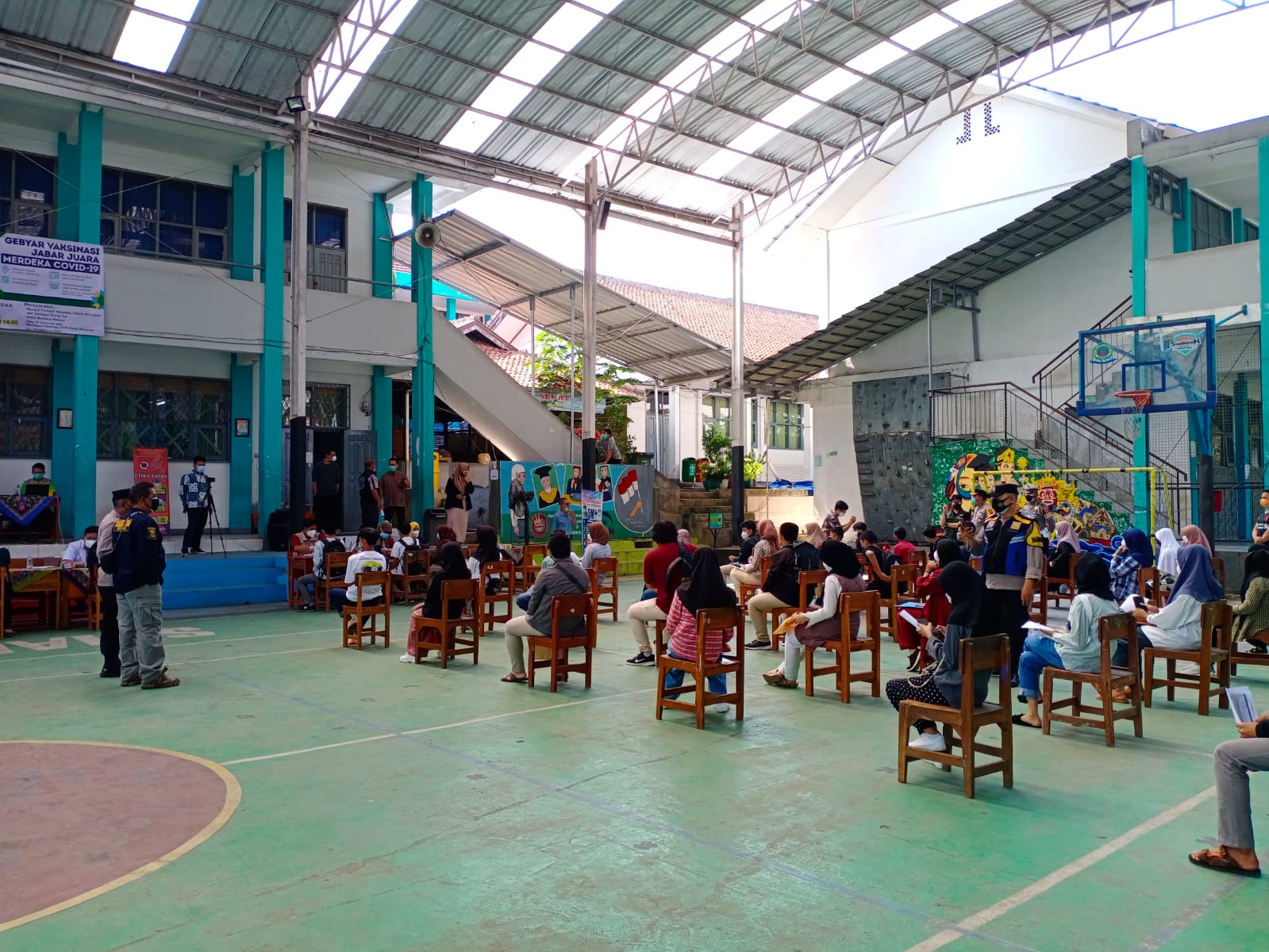 Dosis ke Satu Vaksinasi Covid-19 di SMAN 1 Cibadak Sukabumi