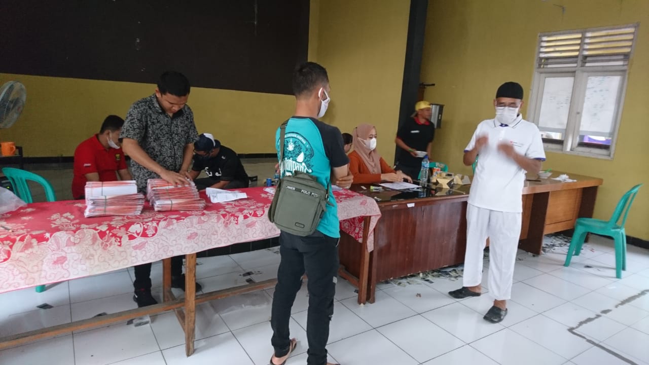 1087 Warga Kelurahan Cibadak Sukabumi Terima Kartu KKS
