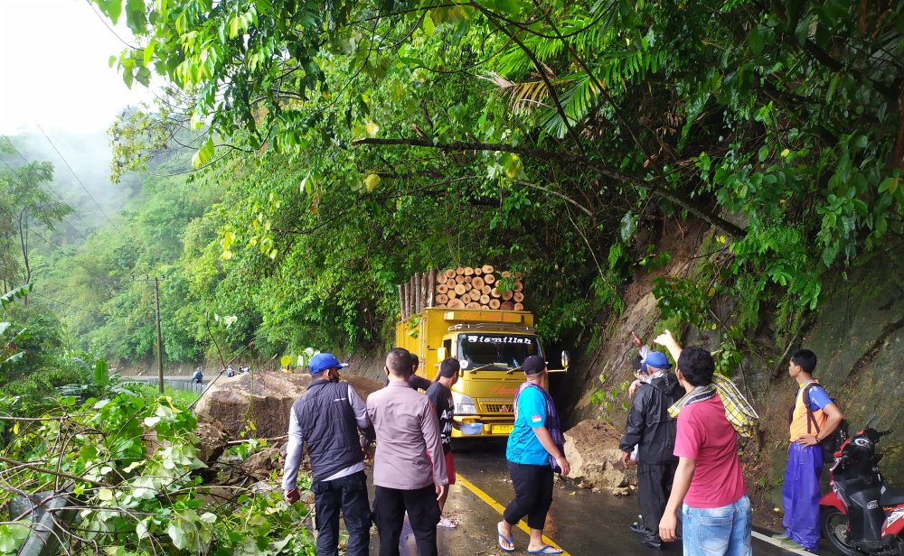 Tanah Longsor, Polsek Surade Polres Sukabumi Gerak Cepat Bantu Buka Akses Jalan