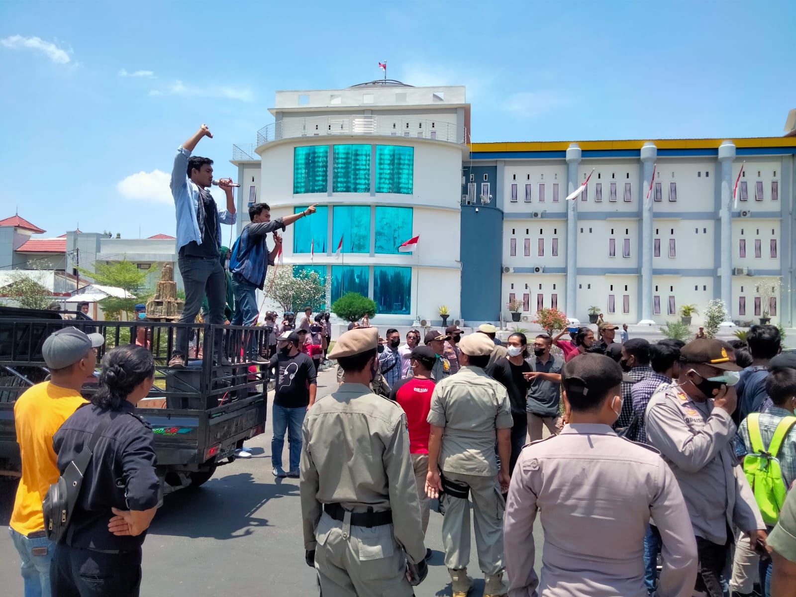 Unjuk Rasa KMD Jilid III Depan Kantor Bupati Dompu Berakhir dengan Dialog