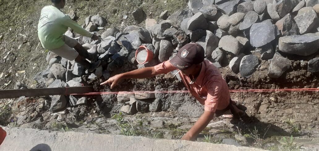 Warga Gotong Royong Bangun Sekolah, Tokoh Masyarakat: Semoga Jokowi lebih Perhatikan Sekolah Swasta