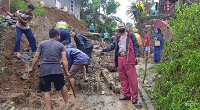 Kapolsek Cicurug Polres Sukabumi Turun Langsung ke Lokasi Bencana Longsor di Wilayah Hukumnya longsor