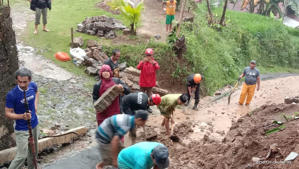 Kapolsek Cicurug Polres Sukabumi Turun Langsung ke Lokasi Bencana Longsor di Wilayah Hukumnya