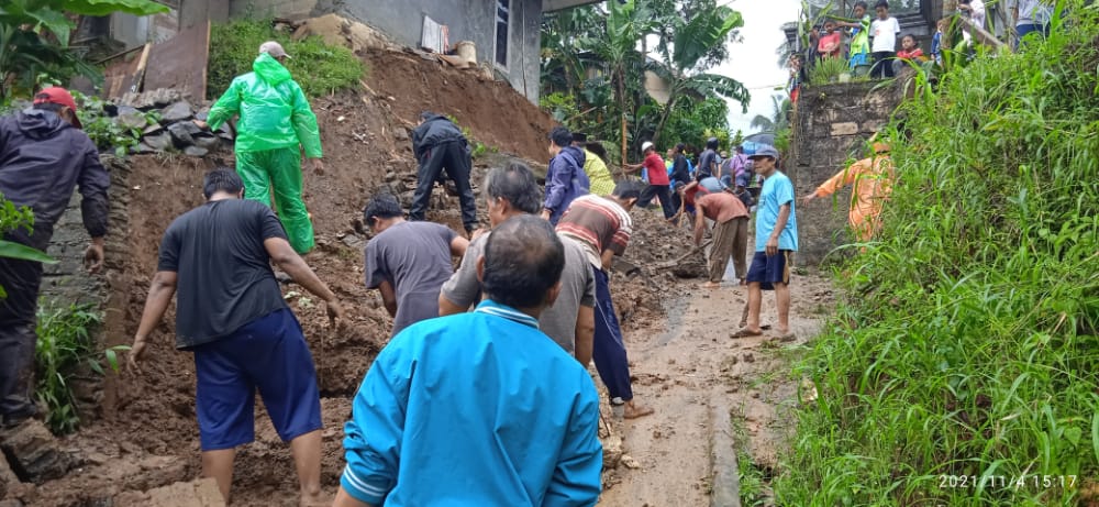 Kapolsek Cicurug Polres Sukabumi Turun Langsung ke Lokasi Bencana Longsor di Wilayah Hukumnya