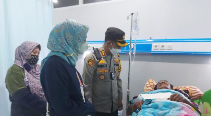 Kapolres Sukabumi AKBP Dedy Darmawansyah Jenguk Korban Tanah Longsor di Desa Kutajaya Cicurug Polres Sukabumi