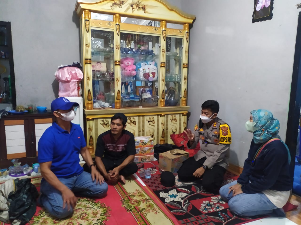 Kapolres Sukabumi AKBP Dedy Darmawansyah Jenguk Korban Tanah Longsor di Desa Kutajaya Cicurug