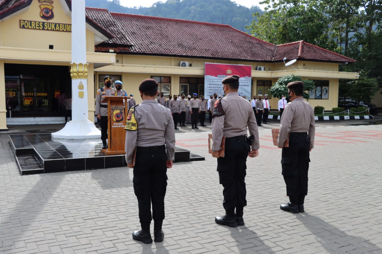 Kapolres Sukabumi Berikan Penghargaan Kepada Personil Berprestasi di Antaranya Penolong Ibu Hamil