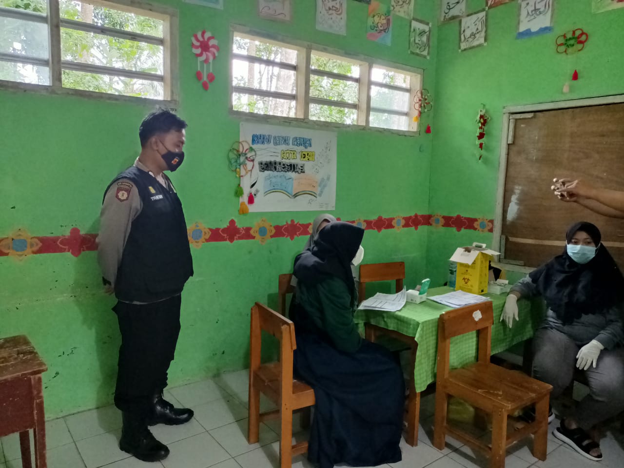 Bhabinkamtibmas Polsek Cikakak Monitor Kegiatan Vaksinasi Di Sekolah MTs Ash-Shobariyah Desa Sirnarasa
