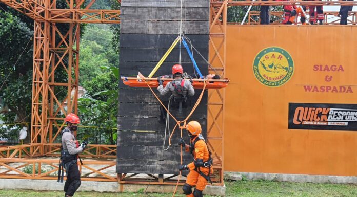 Polres Sukabumi Latih Anggotanya Dalam Kegiatan SAR Dan Evakuasi Korban Bencana Alam Latihan