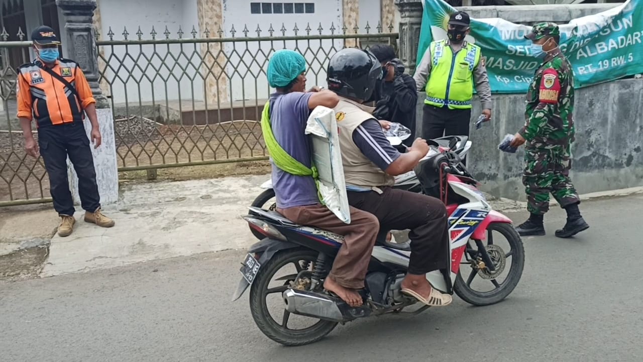 Sinergitas TNI dan Polri di Wilayah Koramil 0622-06/Parakansalak Dalam Penegakan Disiplin Prokes