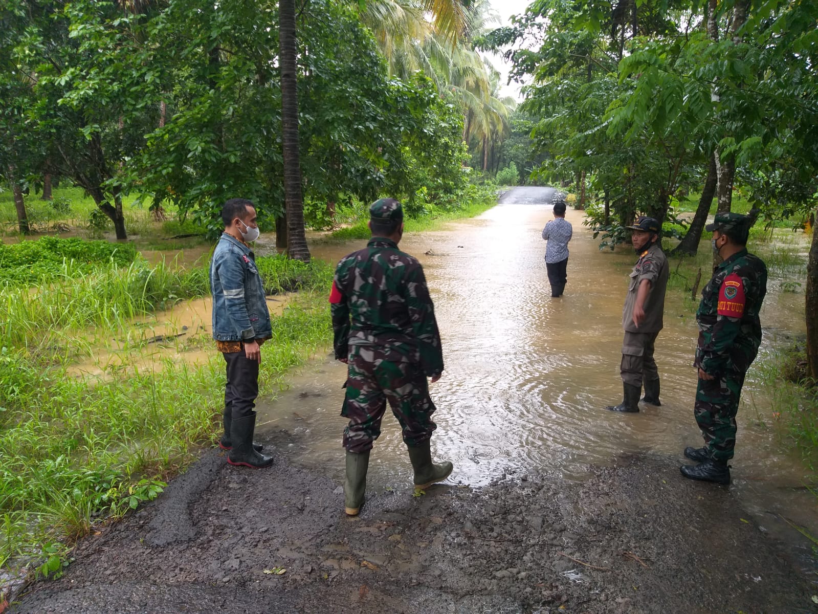 Ini yang Dilakukan Camat Ciemas Gingin Ginanjar Permana Turun Langsung ke Lokasi Pada Saat Hujan