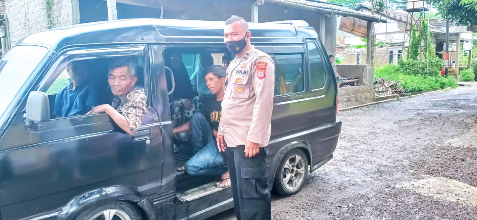 Vaksinasi Covid-19, Mobil Pribadi Anggota Polsek Nyalindung Jadi Angkutan Gratis Warganya