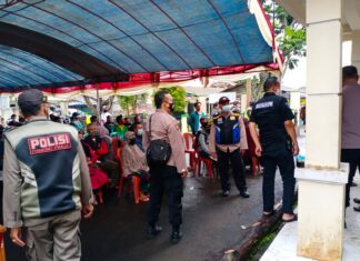 anggota Polsek Nyalindung menjemput warganya dengan menggunakan mobil pribadi dan menyewa angkot.