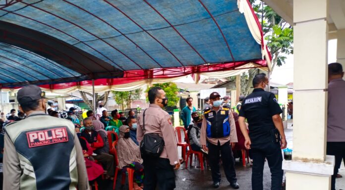 anggota Polsek Nyalindung menjemput warganya dengan menggunakan mobil pribadi dan menyewa angkot.
