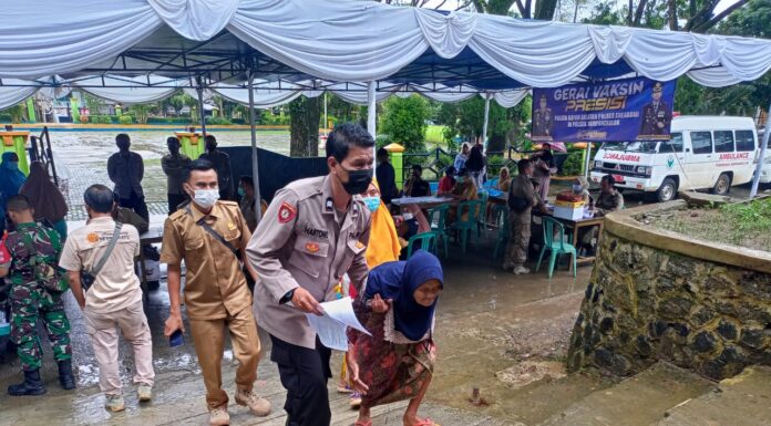 Hari Ini Nenek Yoyoh Divaksin Dalam Kegiatan Vaksinasi Masal Jajaran Polsek Rayon Selatan Polres Sukabumi Polsek Rayon Selatan