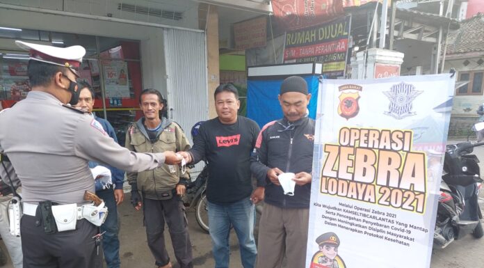 Ops Zebra Lodaya 2021, Sat Lantas Polres Sukabumi Bagikan Masker Gratis ops zebra lodaya 2021