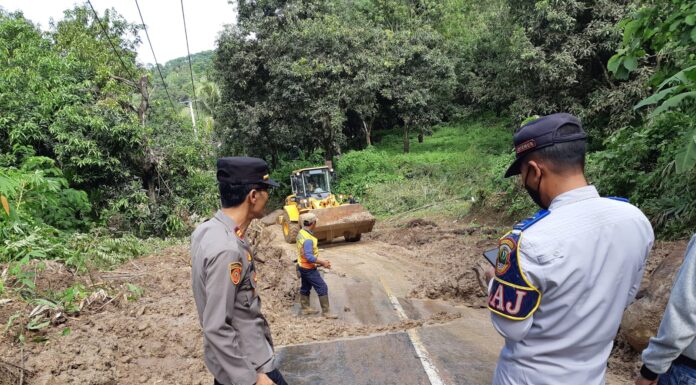 Personil Polres Sukabumi dan Polsek Jajaran Sigap Turun ke Lokasi Bencana Alam polres sukabumi
