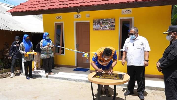 Bupati Sukabumi Serah Terimakan Rumah Layak Huni Program Dinas Pekerjaan Umum Peduli