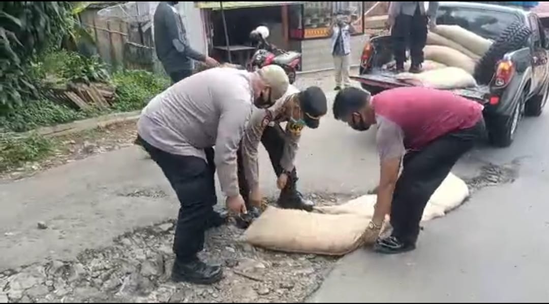 Cegah Macet dan Kecelakaan, Polsek Nagrak Tambal Jalan yang Berlubang