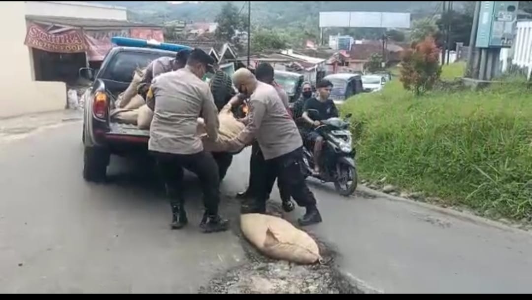 Cegah Macet dan Kecelakaan, Polsek Nagrak Tambal Jalan yang Berlubang